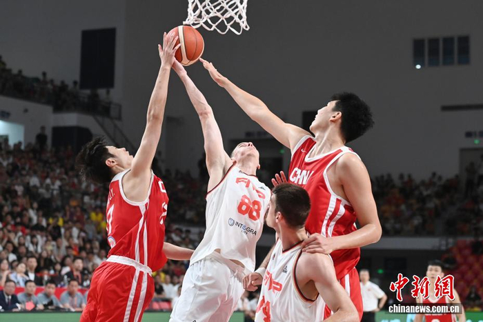 九游游戏中心-男篮热身赛：中国队81:82不敌塞尔维亚KK FMP俱乐部|中国男篮|中新社|刘金雨|杨华峰|对手_新浪体育_新浪新闻